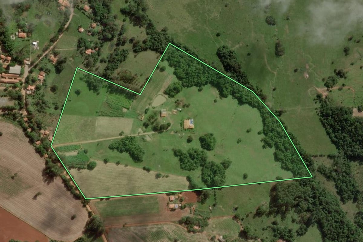 Imagem de satélite do imóvel rural em Angatuba (SP), com o contorno declarado no CAR desenhado por cima.