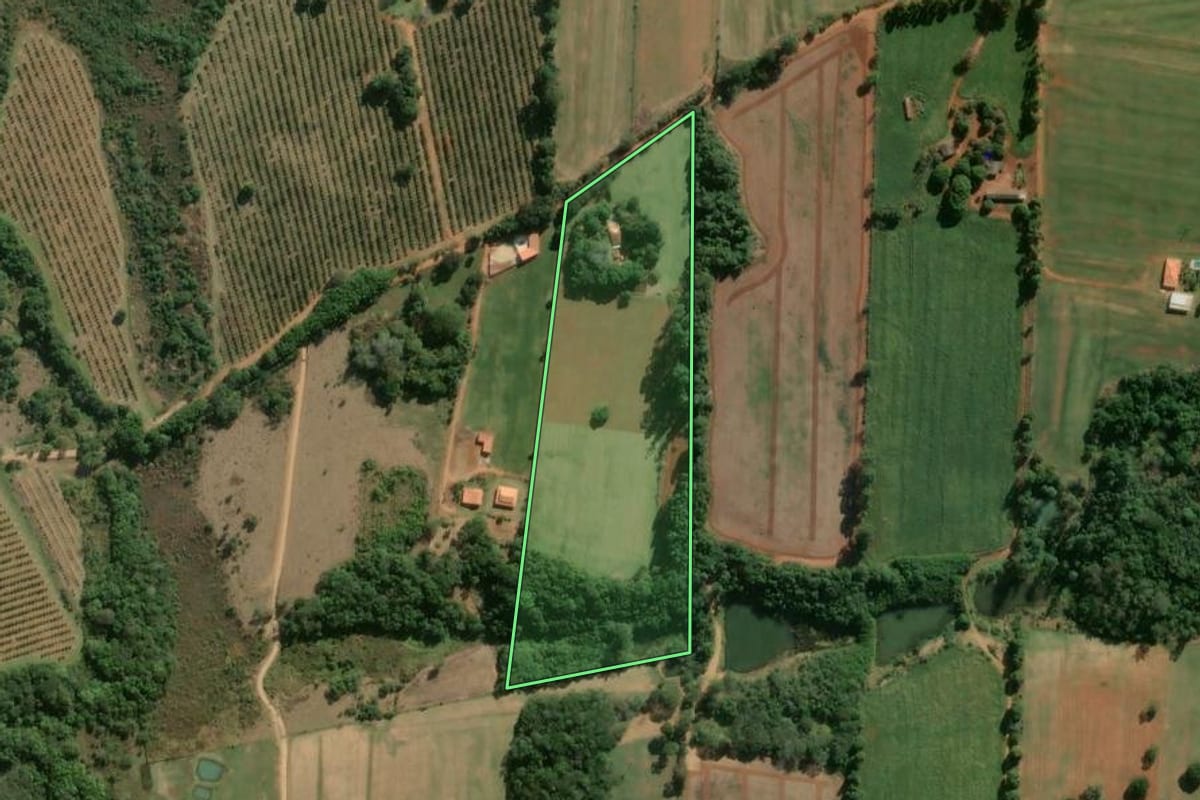 Imagem de satélite do imóvel rural em Angatuba (SP), com o contorno declarado no CAR desenhado por cima.
