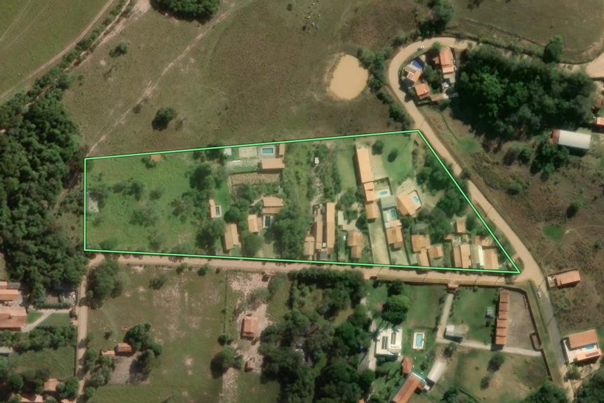 Imagem de satélite do imóvel rural em Angatuba (SP), com o contorno declarado no CAR desenhado por cima.