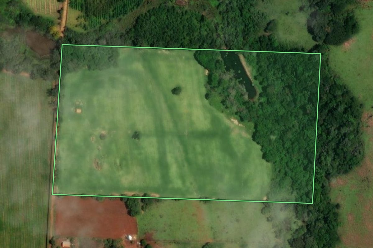 Imagem de satélite do imóvel rural em Angatuba (SP), com o contorno declarado no CAR desenhado por cima.