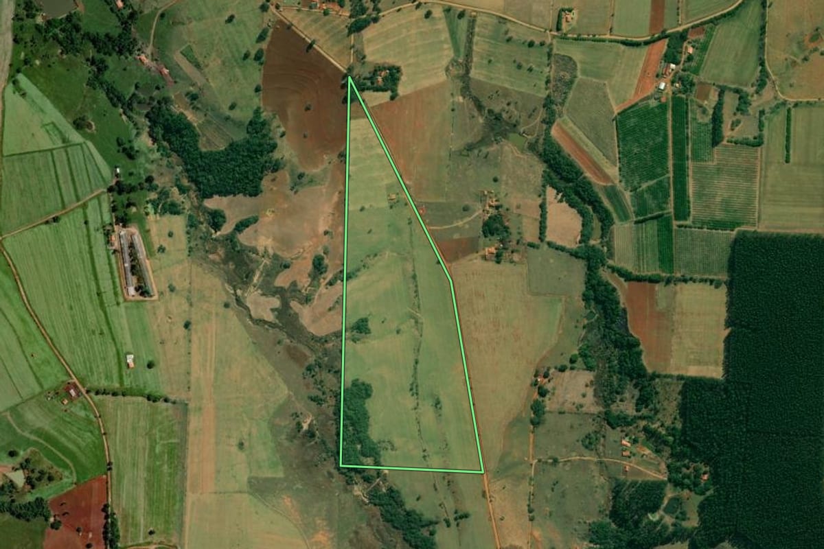 Imagem de satélite do imóvel rural em Angatuba (SP), com o contorno declarado no CAR desenhado por cima.