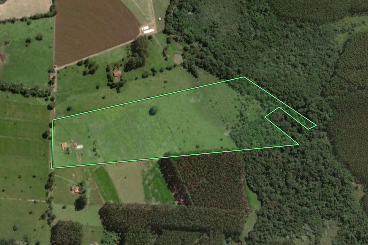 Imagem de satélite do imóvel rural em Angatuba (SP), com o contorno declarado no CAR desenhado por cima.