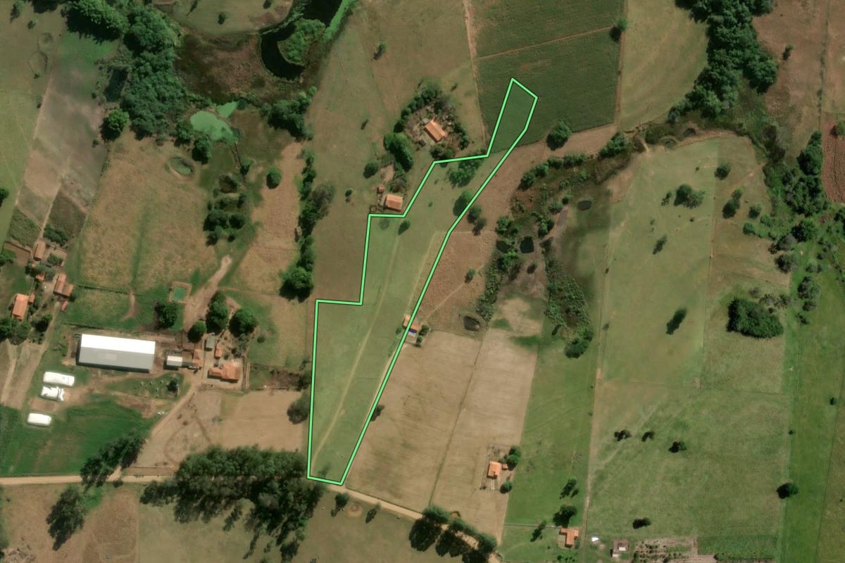 Imagem de satélite do imóvel rural em Angatuba (SP), com o contorno declarado no CAR desenhado por cima.