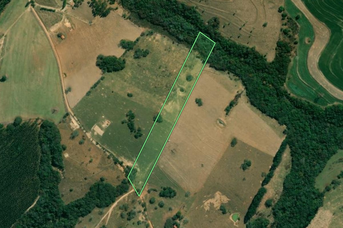 Imagem de satélite do imóvel rural em Angatuba (SP), com o contorno declarado no CAR desenhado por cima.