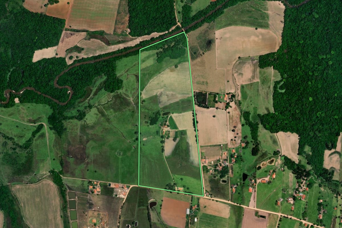 Imagem de satélite do imóvel rural em Angatuba (SP), com o contorno declarado no CAR desenhado por cima.