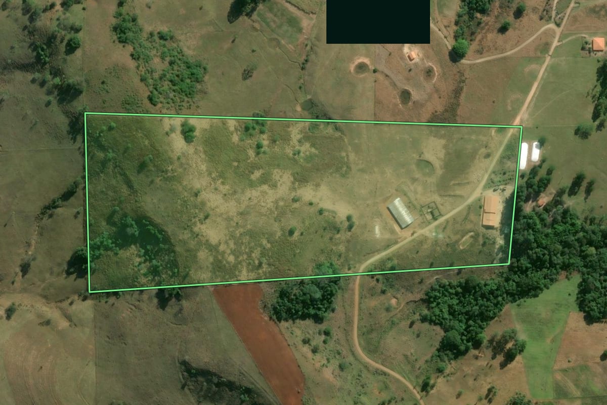 Imagem de satélite do imóvel rural em Angatuba (SP), com o contorno declarado no CAR desenhado por cima.