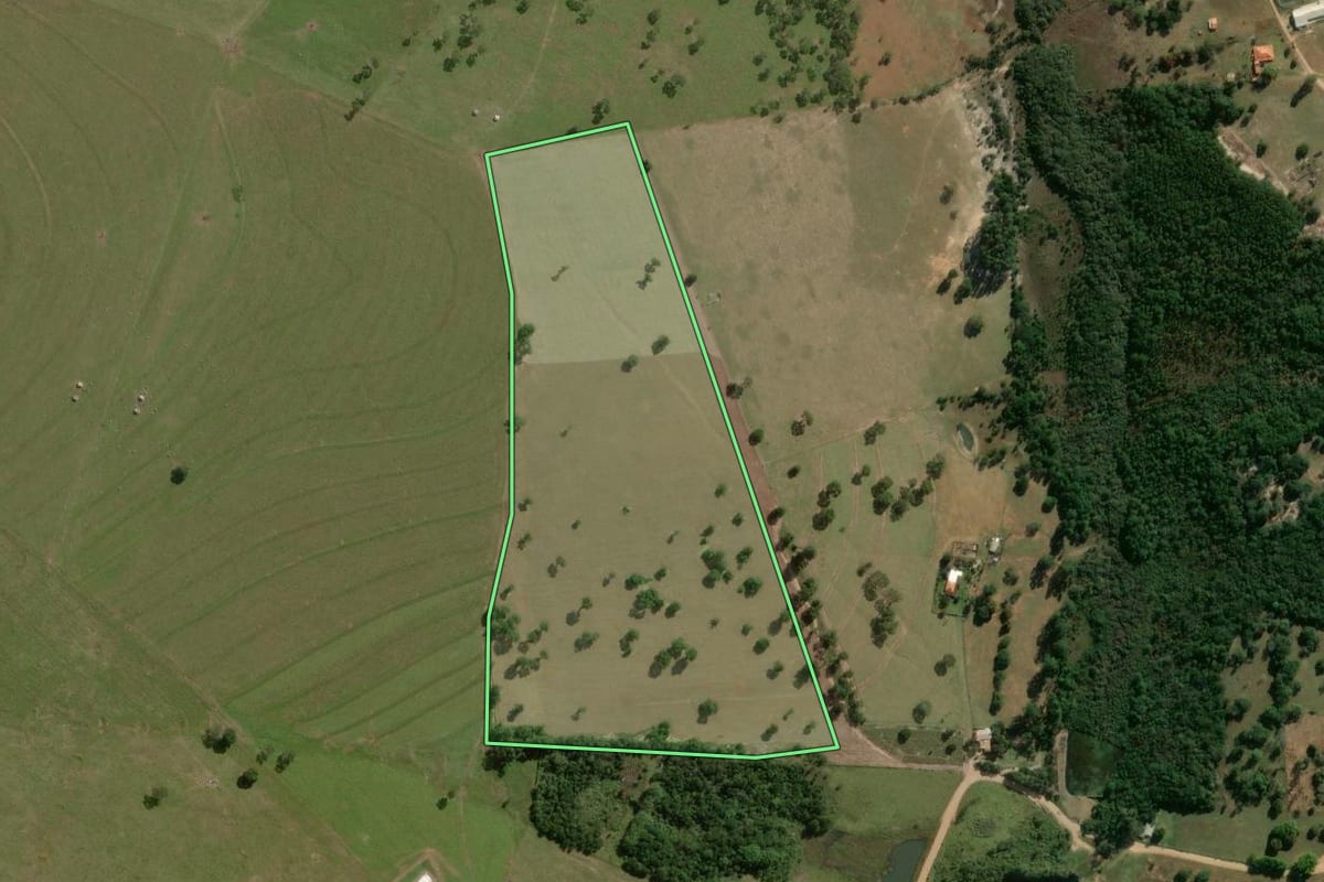 Imagem de satélite do imóvel rural em Angatuba (SP), com o contorno declarado no CAR desenhado por cima.