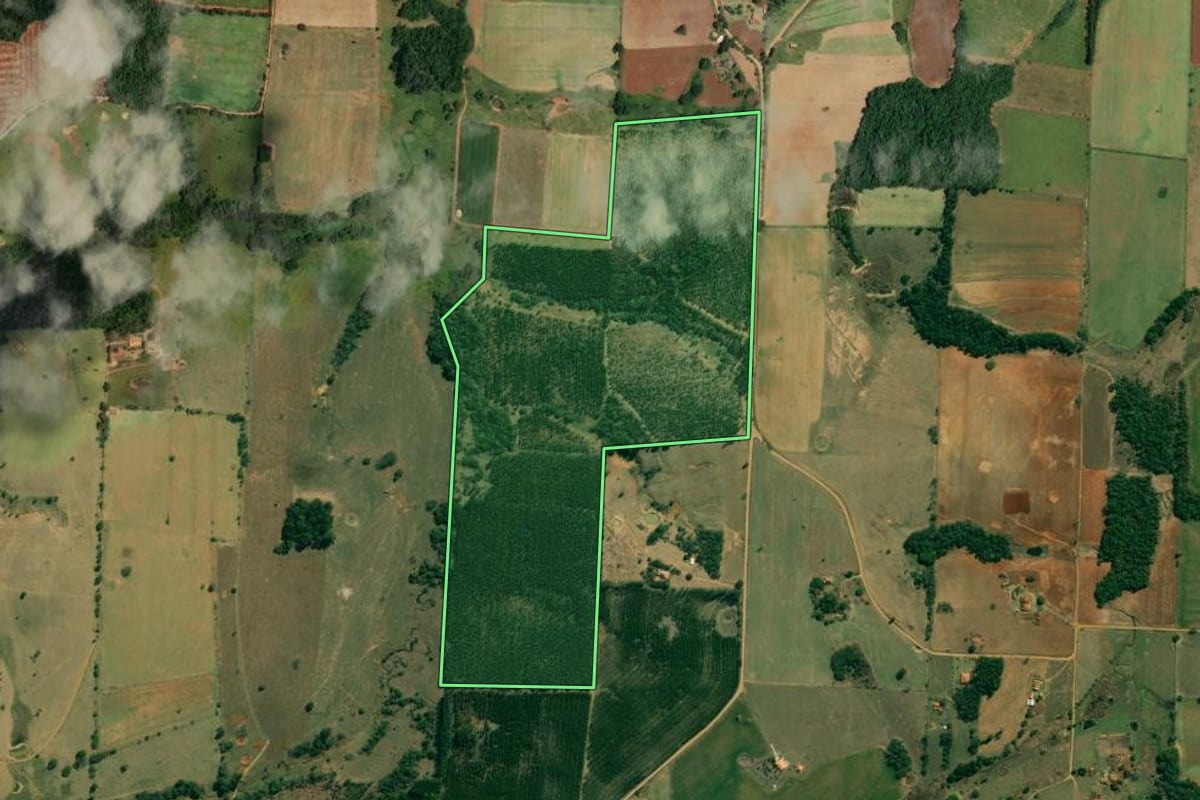 Imagem de satélite do imóvel rural em Angatuba (SP), com o contorno declarado no CAR desenhado por cima.