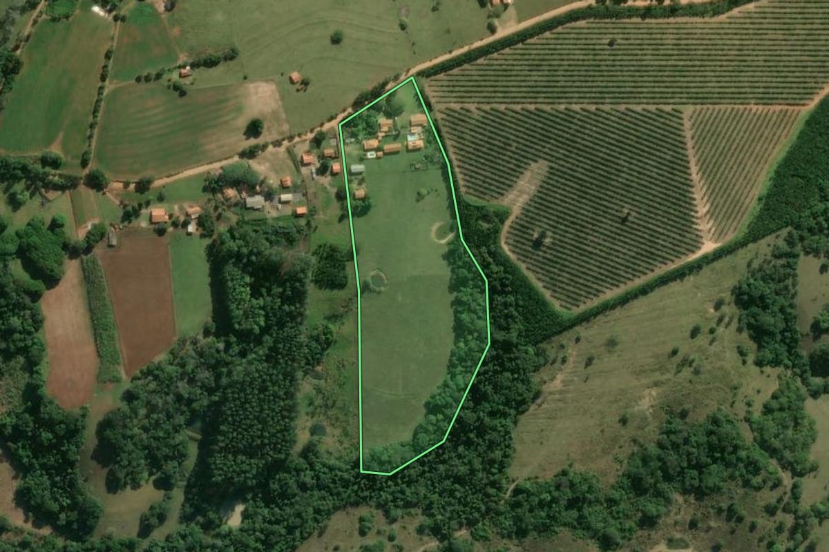 Imagem de satélite do imóvel rural em Angatuba (SP), com o contorno declarado no CAR desenhado por cima.