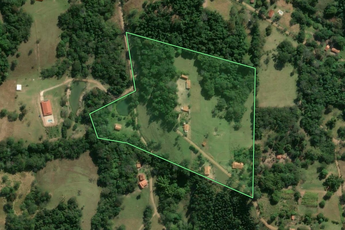 Imagem de satélite do imóvel rural em Angatuba (SP), com o contorno declarado no CAR desenhado por cima.