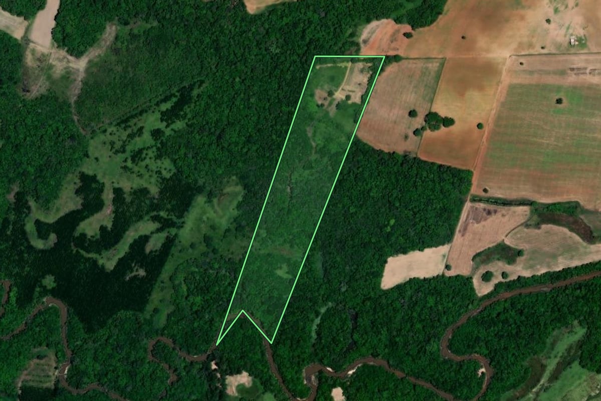 Imagem de satélite do imóvel rural em Angatuba (SP), com o contorno declarado no CAR desenhado por cima.