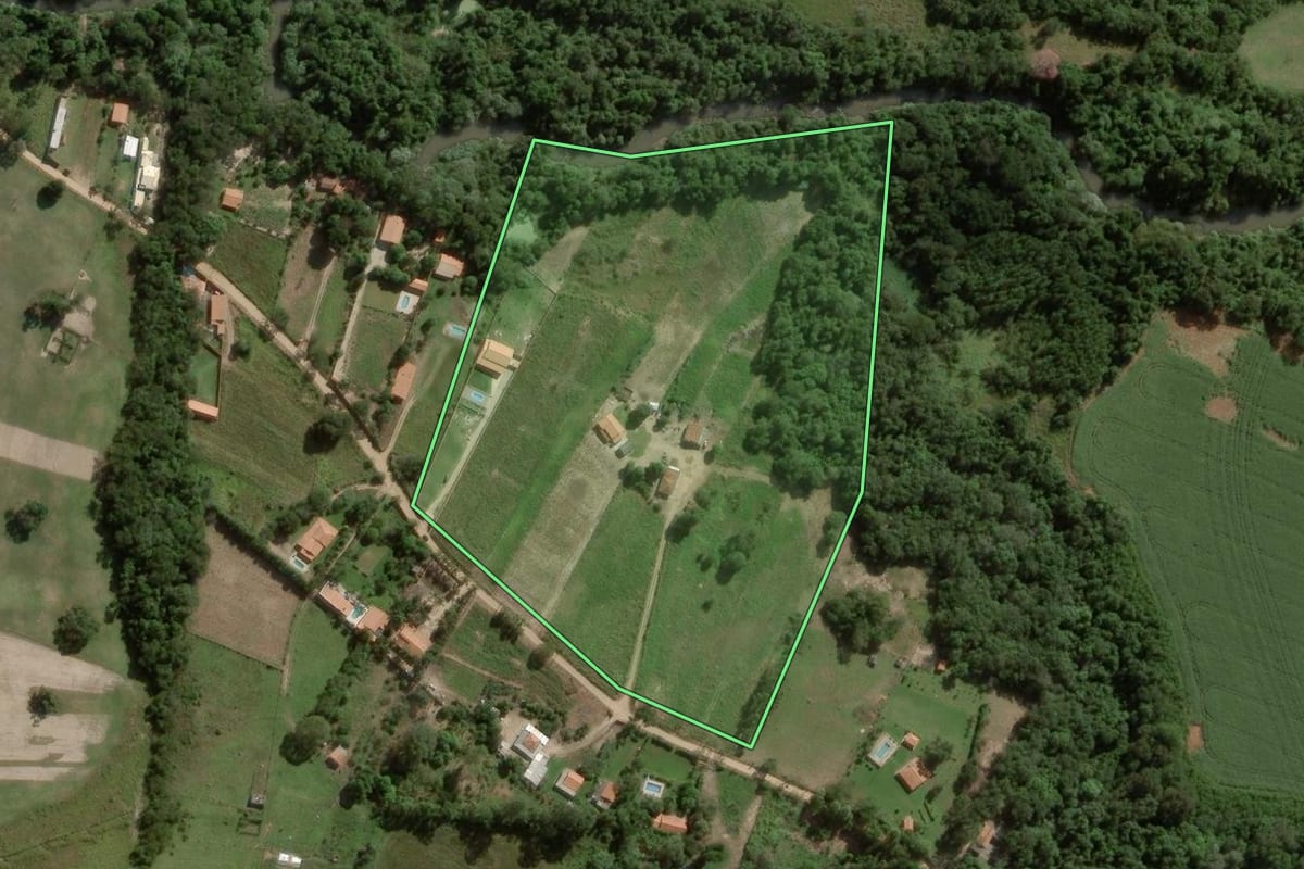 Imagem de satélite do imóvel rural em Angatuba (SP), com o contorno declarado no CAR desenhado por cima.