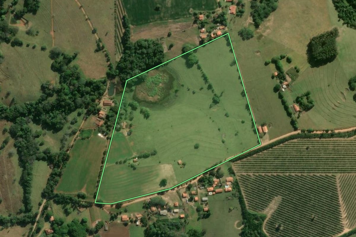 Imagem de satélite do imóvel rural em Angatuba (SP), com o contorno declarado no CAR desenhado por cima.
