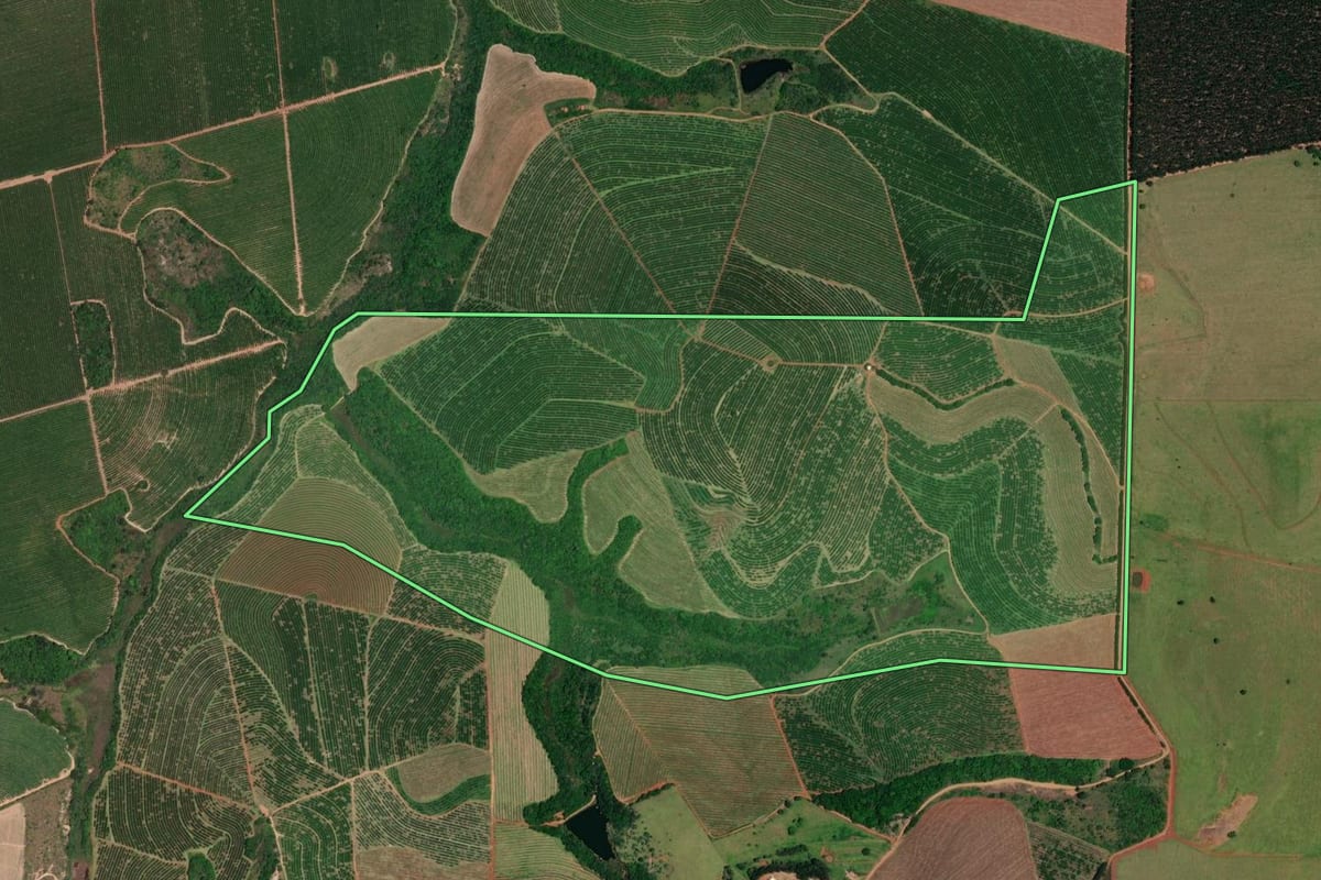 Imagem de satélite do imóvel rural em Angatuba (SP), com o contorno declarado no CAR desenhado por cima.