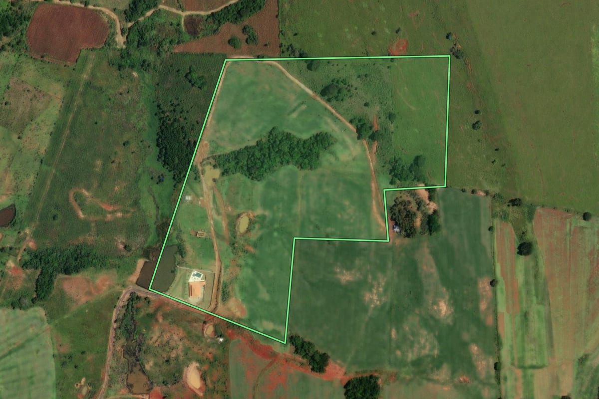 Imagem de satélite do imóvel rural em Angatuba (SP), com o contorno declarado no CAR desenhado por cima.