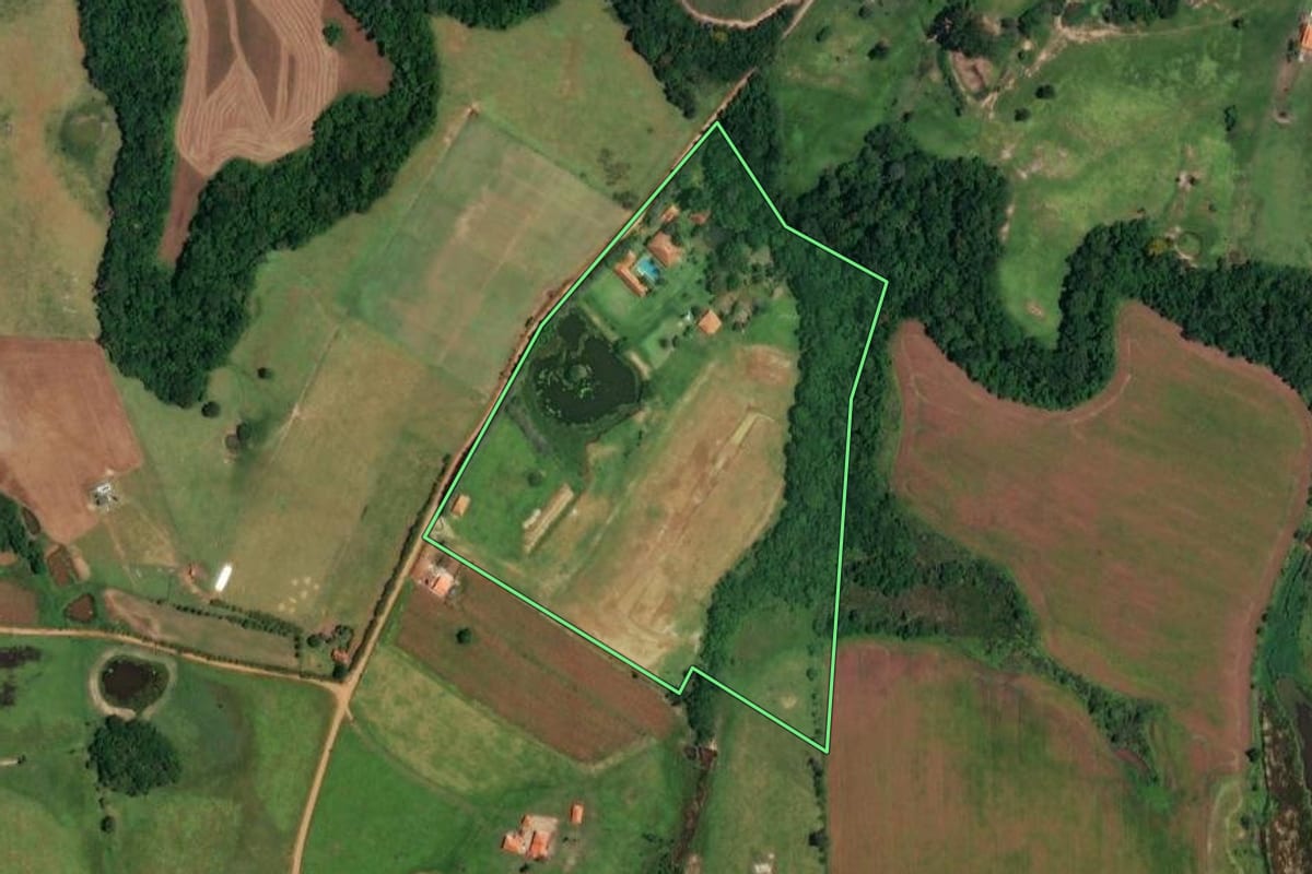 Imagem de satélite do imóvel rural em Angatuba (SP), com o contorno declarado no CAR desenhado por cima.