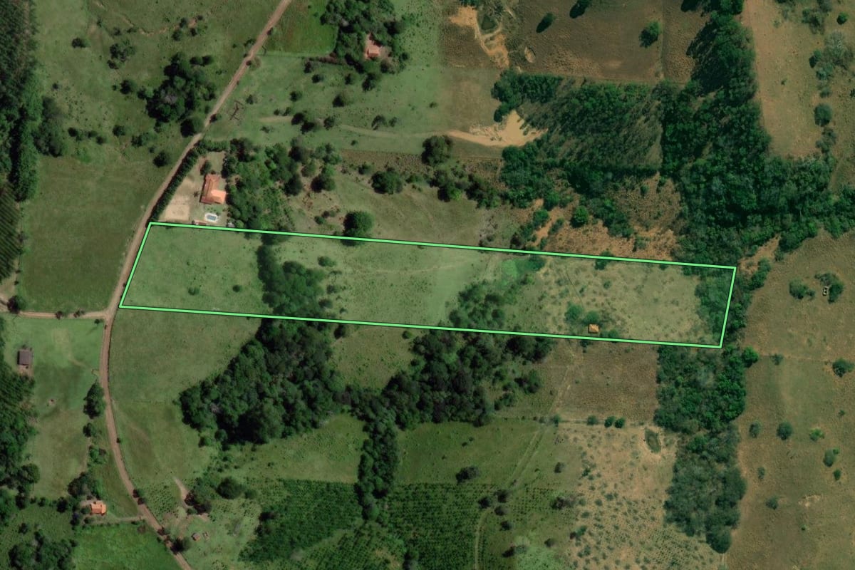 Imagem de satélite do imóvel rural em Angatuba (SP), com o contorno declarado no CAR desenhado por cima.