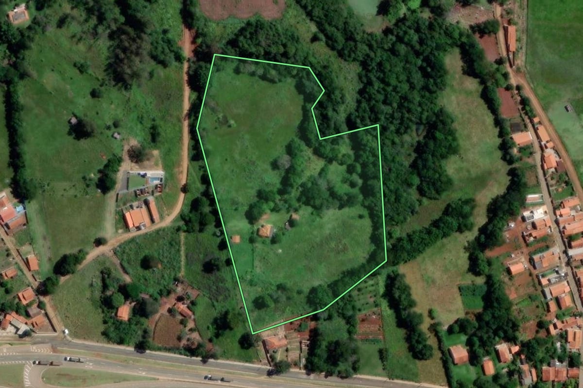 Imagem de satélite do imóvel rural em Angatuba (SP), com o contorno declarado no CAR desenhado por cima.
