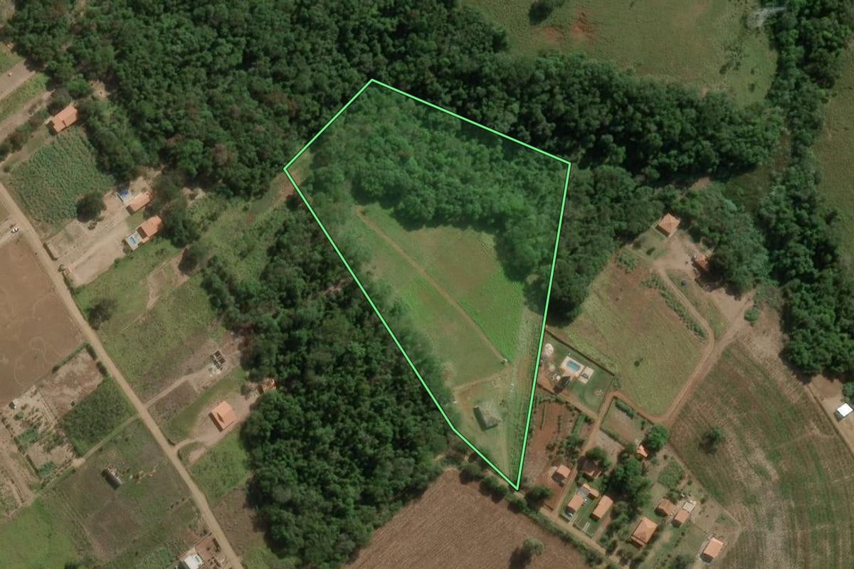 Imagem de satélite do imóvel rural em Angatuba (SP), com o contorno declarado no CAR desenhado por cima.