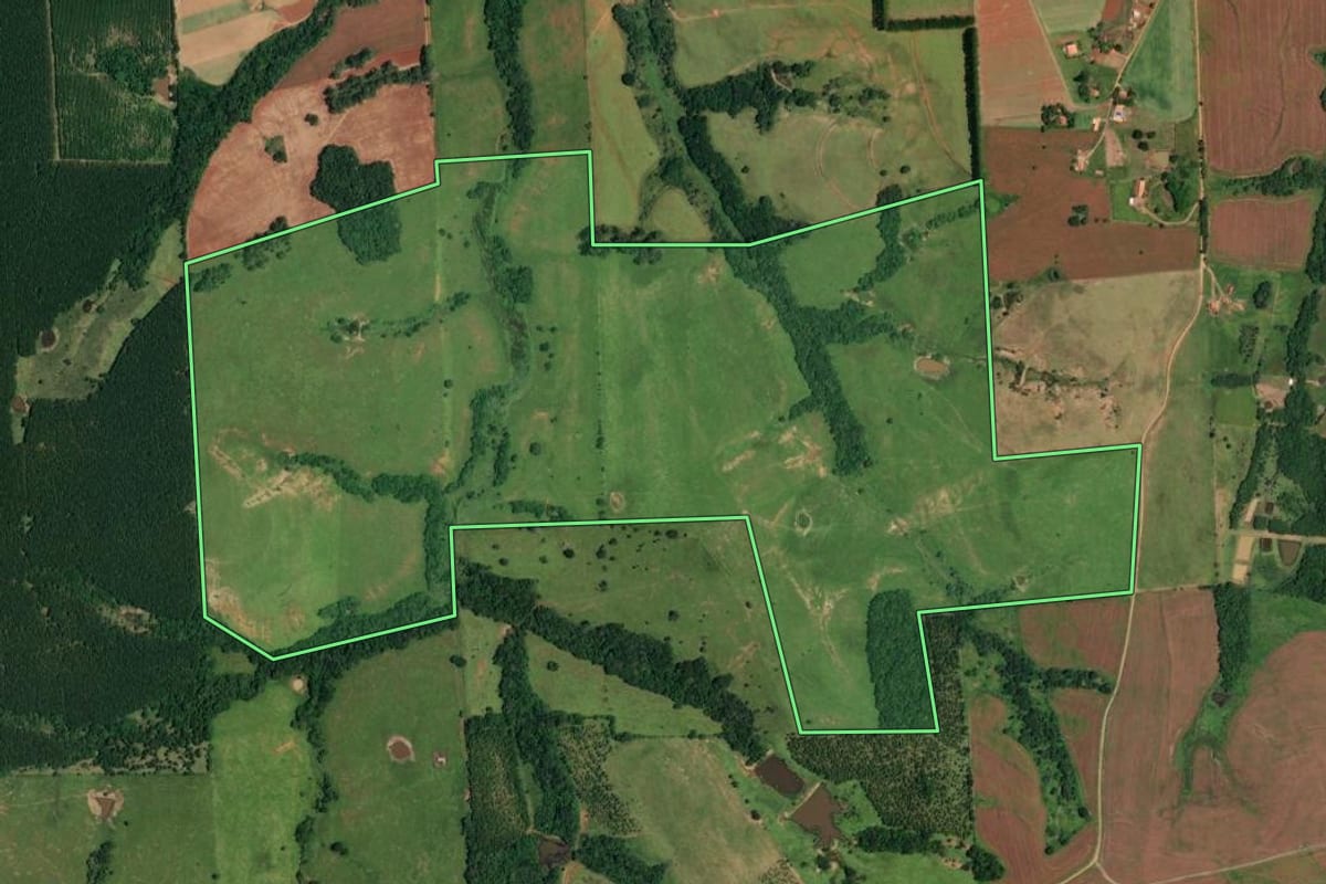 Imagem de satélite do imóvel rural em Angatuba (SP), com o contorno declarado no CAR desenhado por cima.