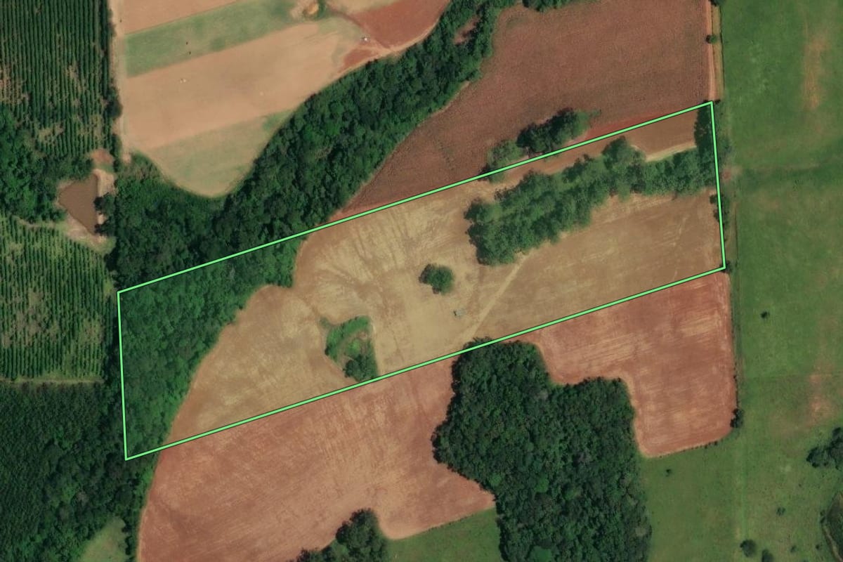 Imagem de satélite do imóvel rural em Angatuba (SP), com o contorno declarado no CAR desenhado por cima.