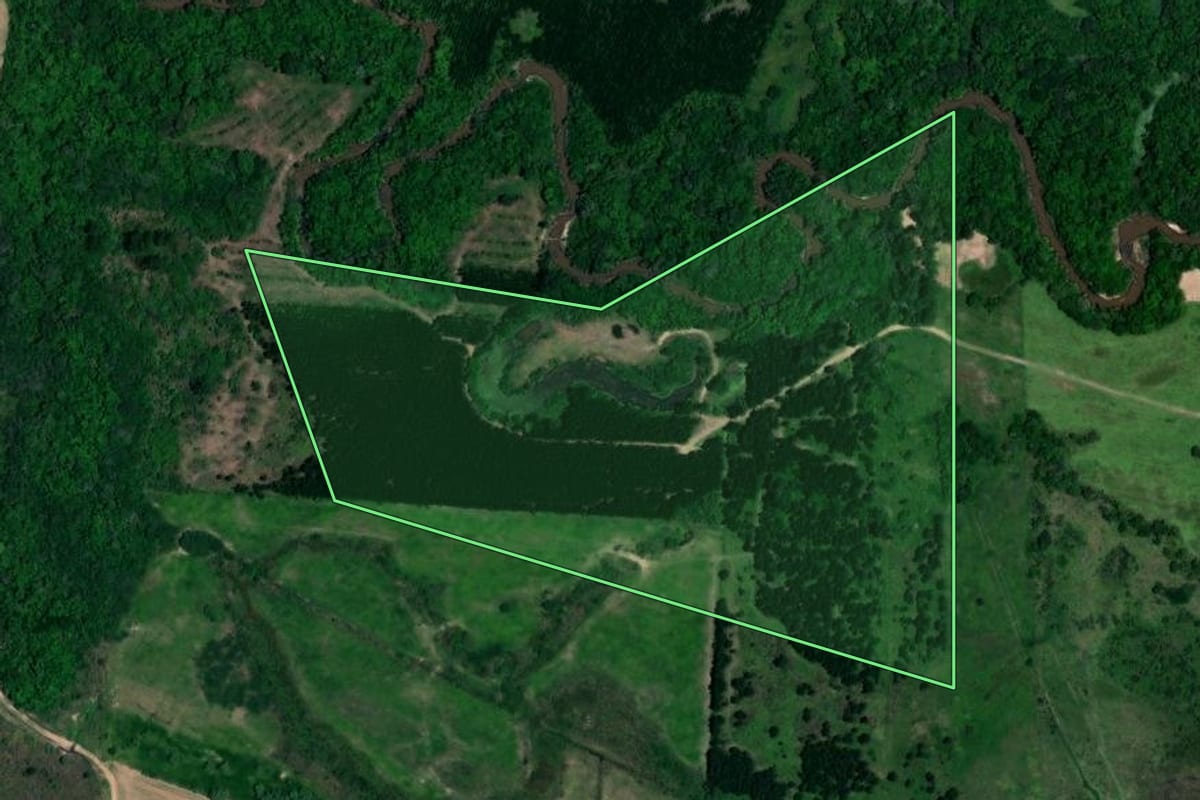 Imagem de satélite do imóvel rural em Angatuba (SP), com o contorno declarado no CAR desenhado por cima.
