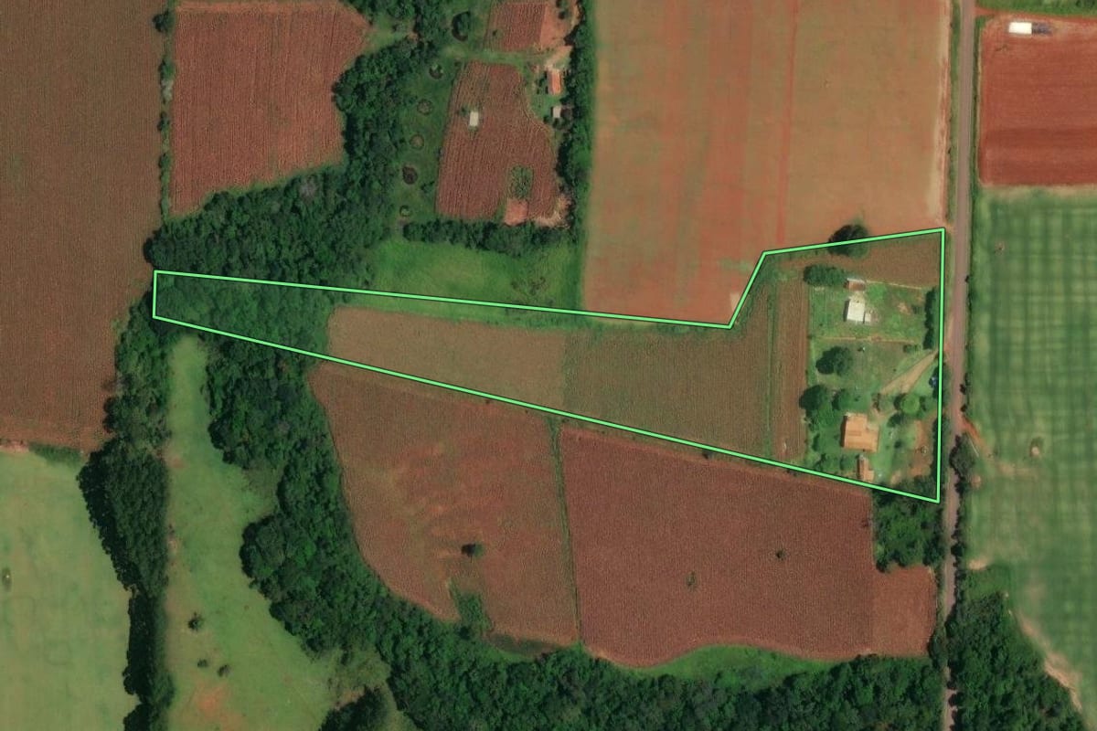 Imagem de satélite do imóvel rural em Angatuba (SP), com o contorno declarado no CAR desenhado por cima.