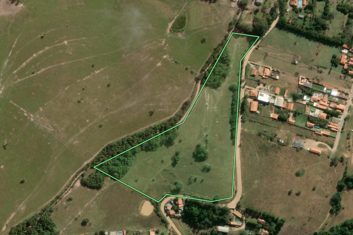 Imagem de satélite do imóvel rural em Angatuba (SP), com o contorno declarado no CAR desenhado por cima.