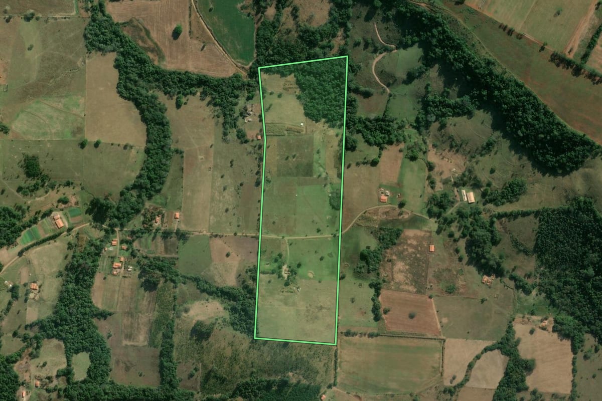 Imagem de satélite do imóvel rural em Angatuba (SP), com o contorno declarado no CAR desenhado por cima.