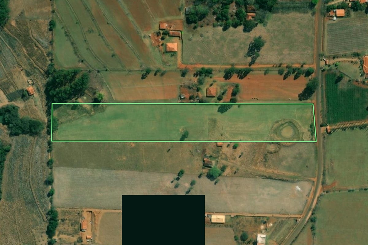 Imagem de satélite do imóvel rural em Angatuba (SP), com o contorno declarado no CAR desenhado por cima.
