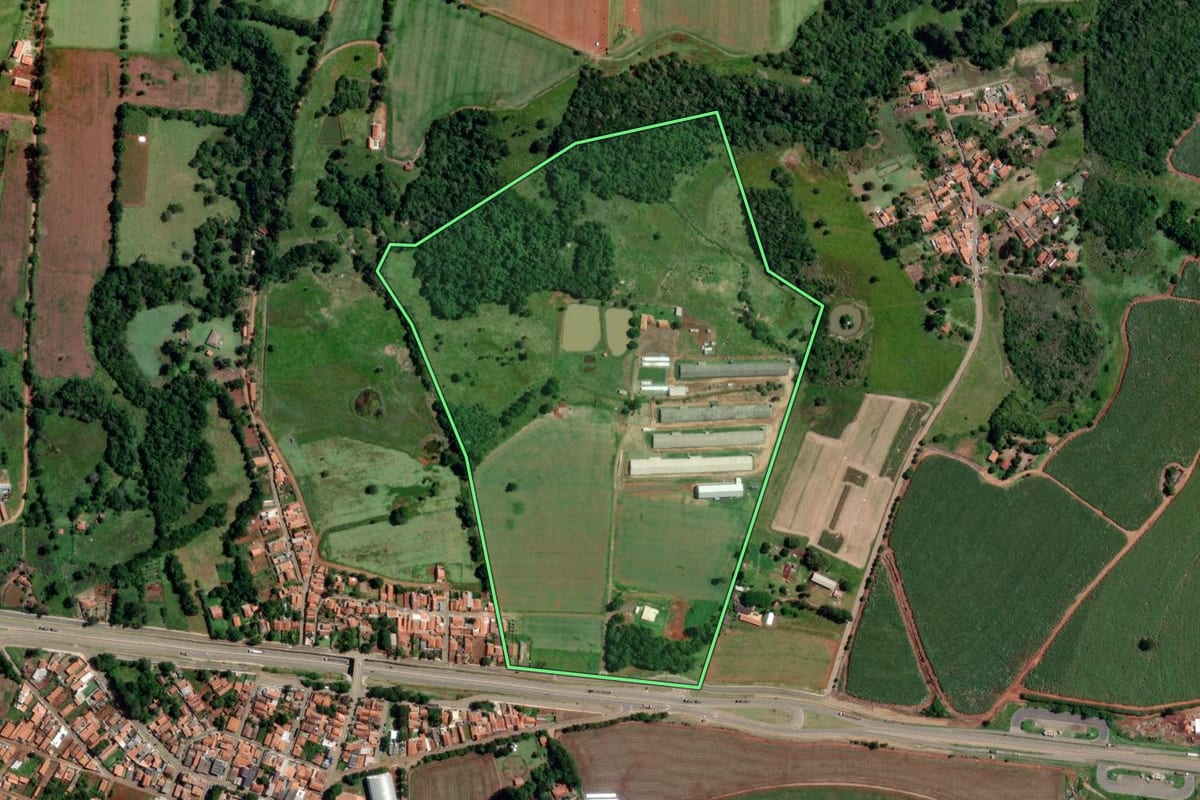 Imagem de satélite do imóvel rural em Angatuba (SP), com o contorno declarado no CAR desenhado por cima.