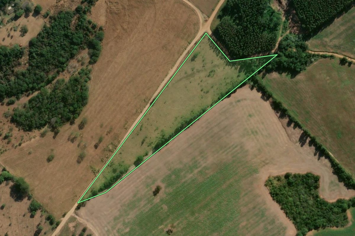 Imagem de satélite do imóvel rural em Angatuba (SP), com o contorno declarado no CAR desenhado por cima.