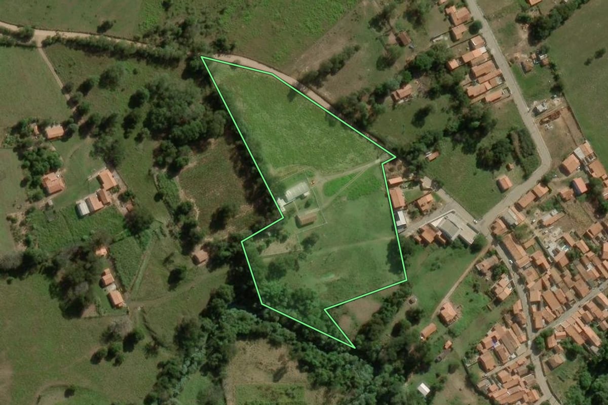 Imagem de satélite do imóvel rural em Angatuba (SP), com o contorno declarado no CAR desenhado por cima.