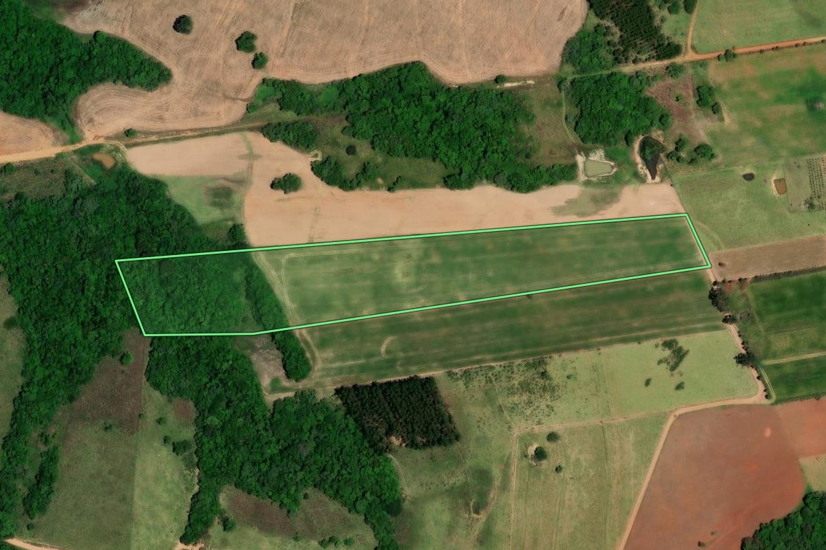 Imagem de satélite do imóvel rural em Angatuba (SP), com o contorno declarado no CAR desenhado por cima.