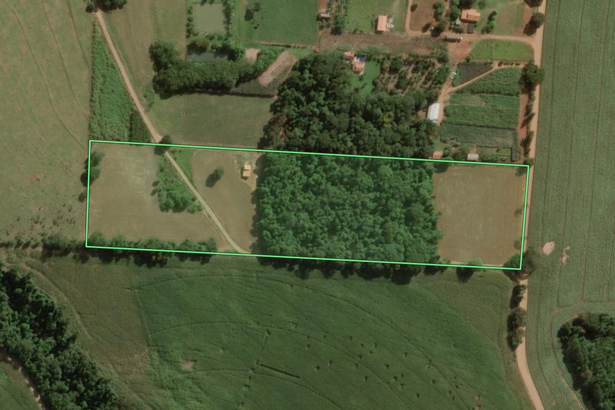 Imagem de satélite do imóvel rural em Angatuba (SP), com o contorno declarado no CAR desenhado por cima.