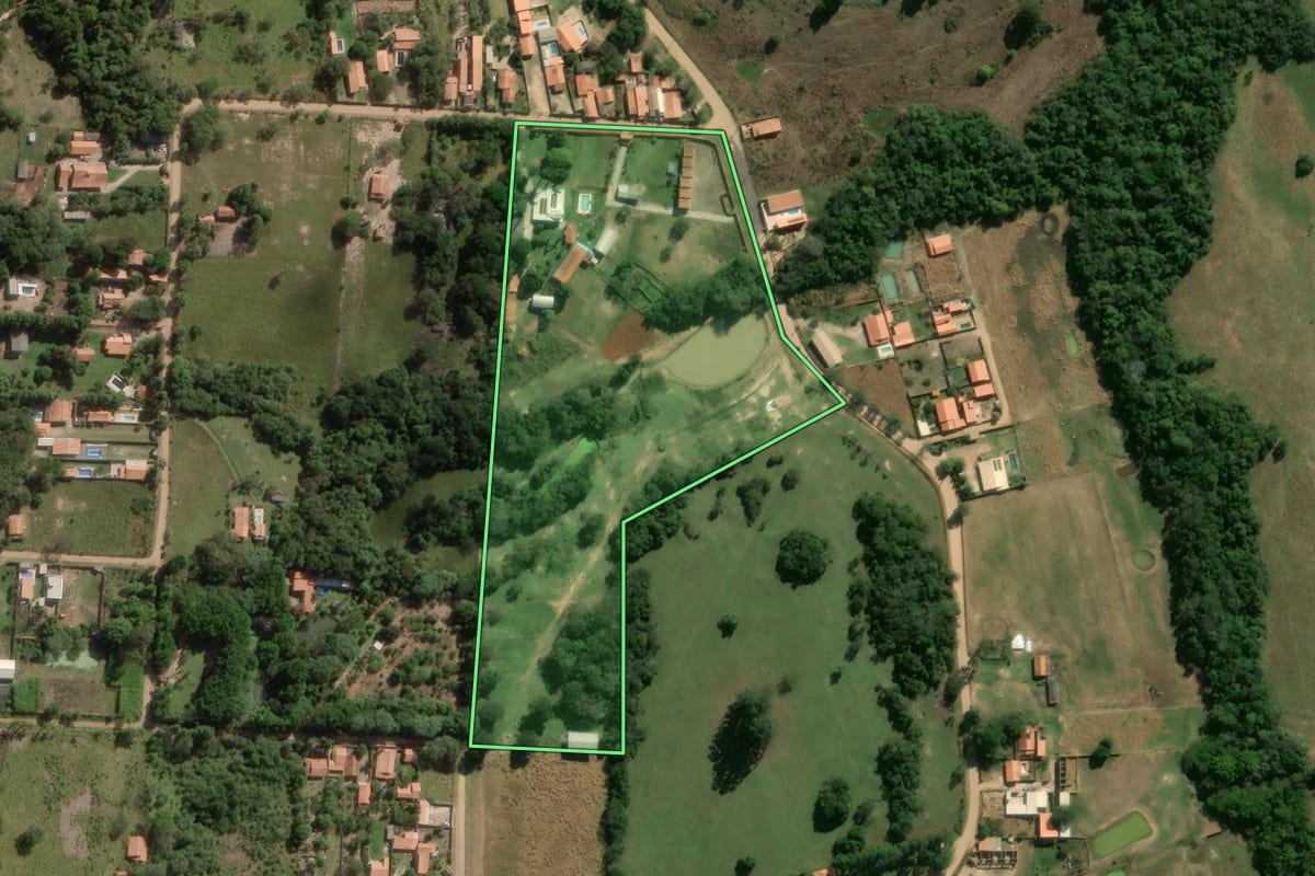 Imagem de satélite do imóvel rural em Angatuba (SP), com o contorno declarado no CAR desenhado por cima.