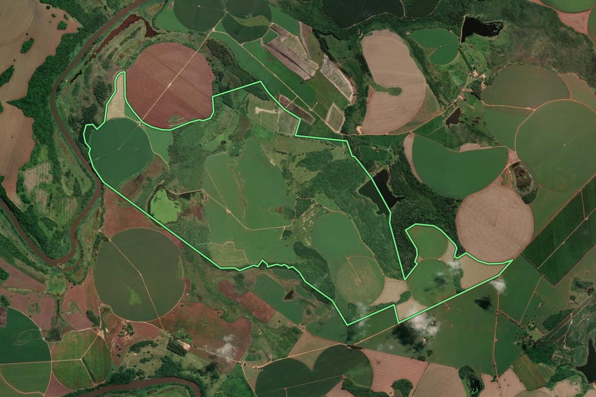Imagem de satélite do imóvel rural em Angatuba (SP), com o contorno declarado no CAR desenhado por cima.