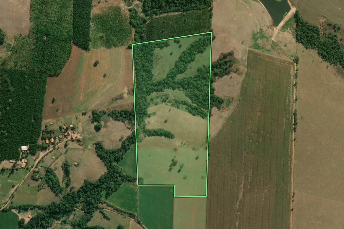 Imagem de satélite do imóvel rural em Angatuba (SP), com o contorno declarado no CAR desenhado por cima.