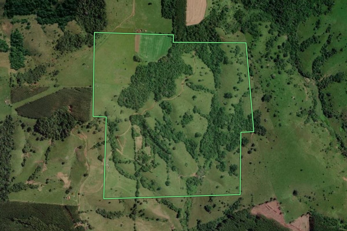 Imagem de satélite do imóvel rural em Angatuba (SP), com o contorno declarado no CAR desenhado por cima.