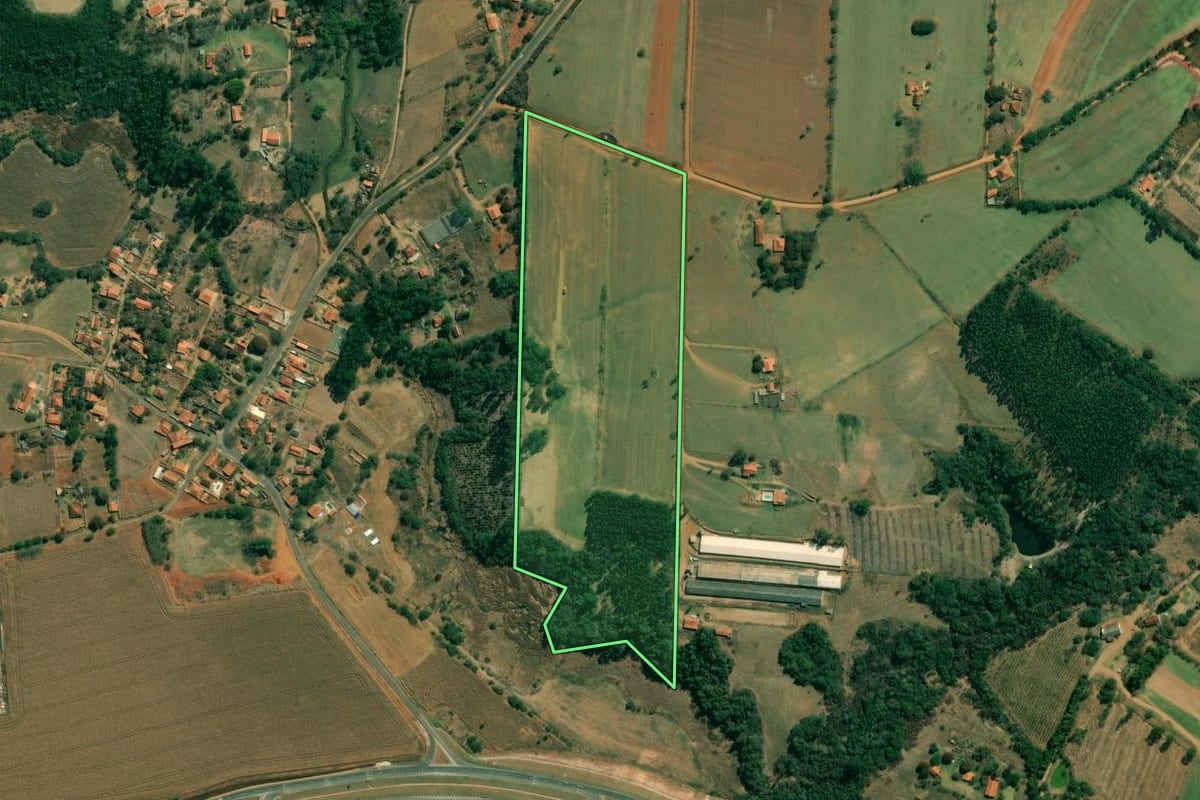 Imagem de satélite do imóvel rural em Angatuba (SP), com o contorno declarado no CAR desenhado por cima.
