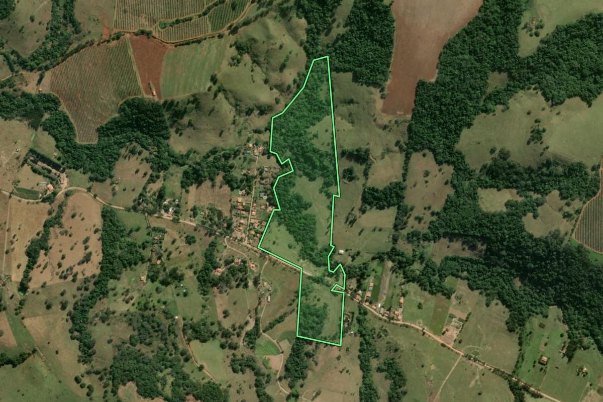 Imagem de satélite do imóvel rural em Angatuba (SP), com o contorno declarado no CAR desenhado por cima.