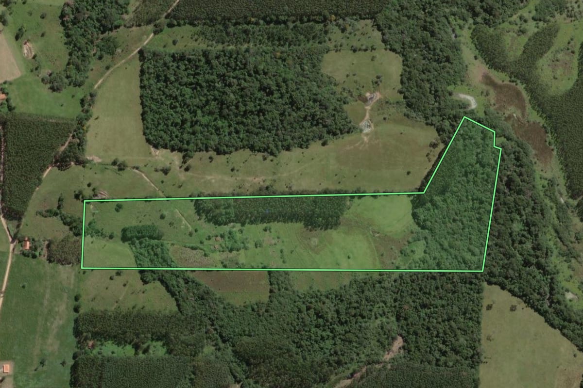 Imagem de satélite do imóvel rural em Angatuba (SP), com o contorno declarado no CAR desenhado por cima.