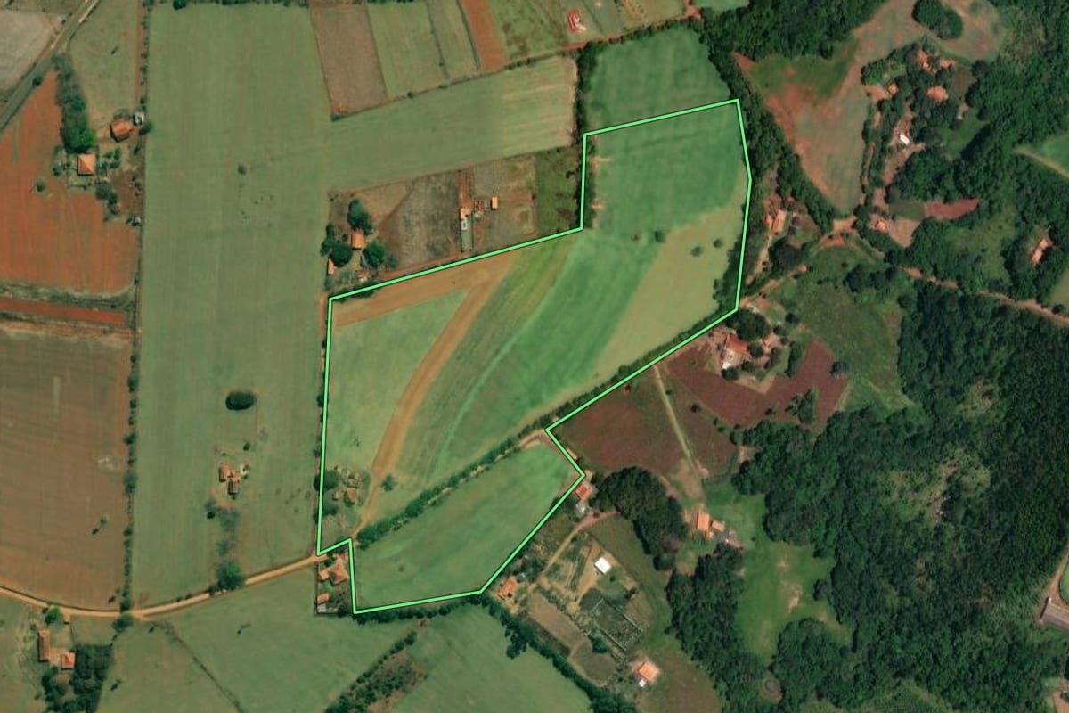 Imagem de satélite do imóvel rural em Angatuba (SP), com o contorno declarado no CAR desenhado por cima.