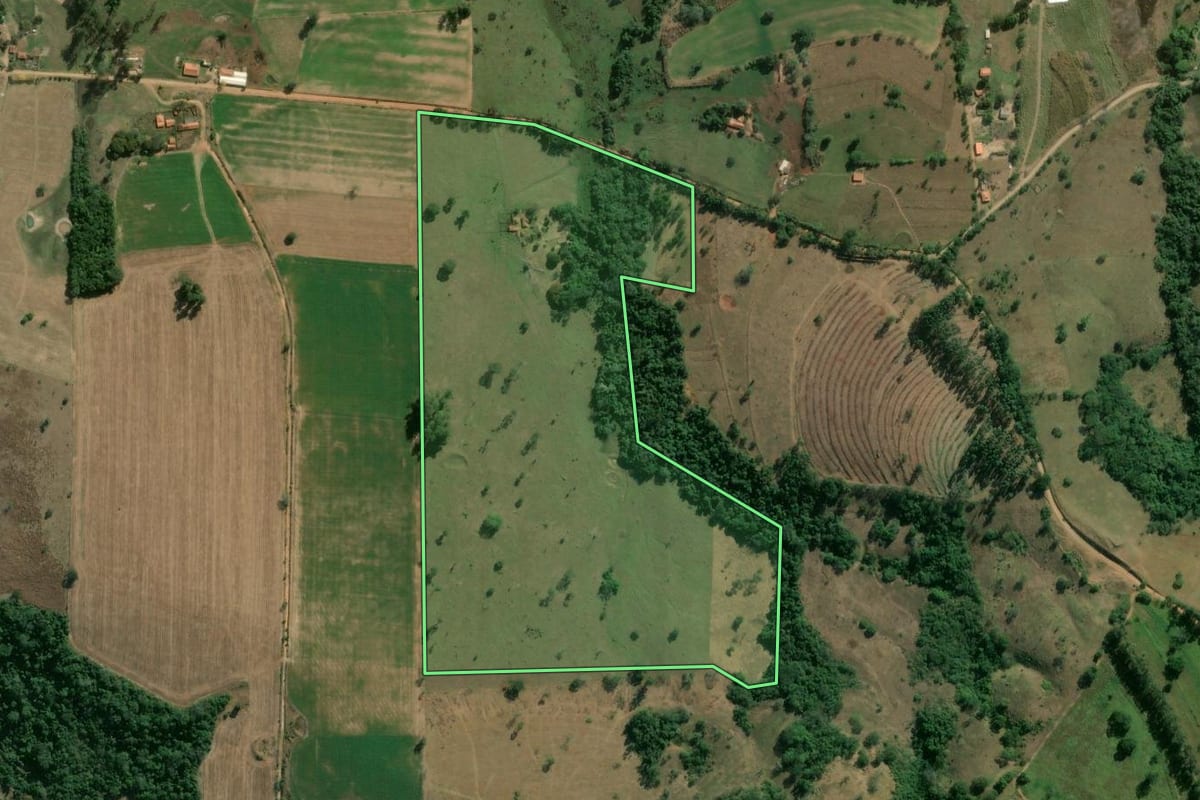 Imagem de satélite do imóvel rural em Angatuba (SP), com o contorno declarado no CAR desenhado por cima.