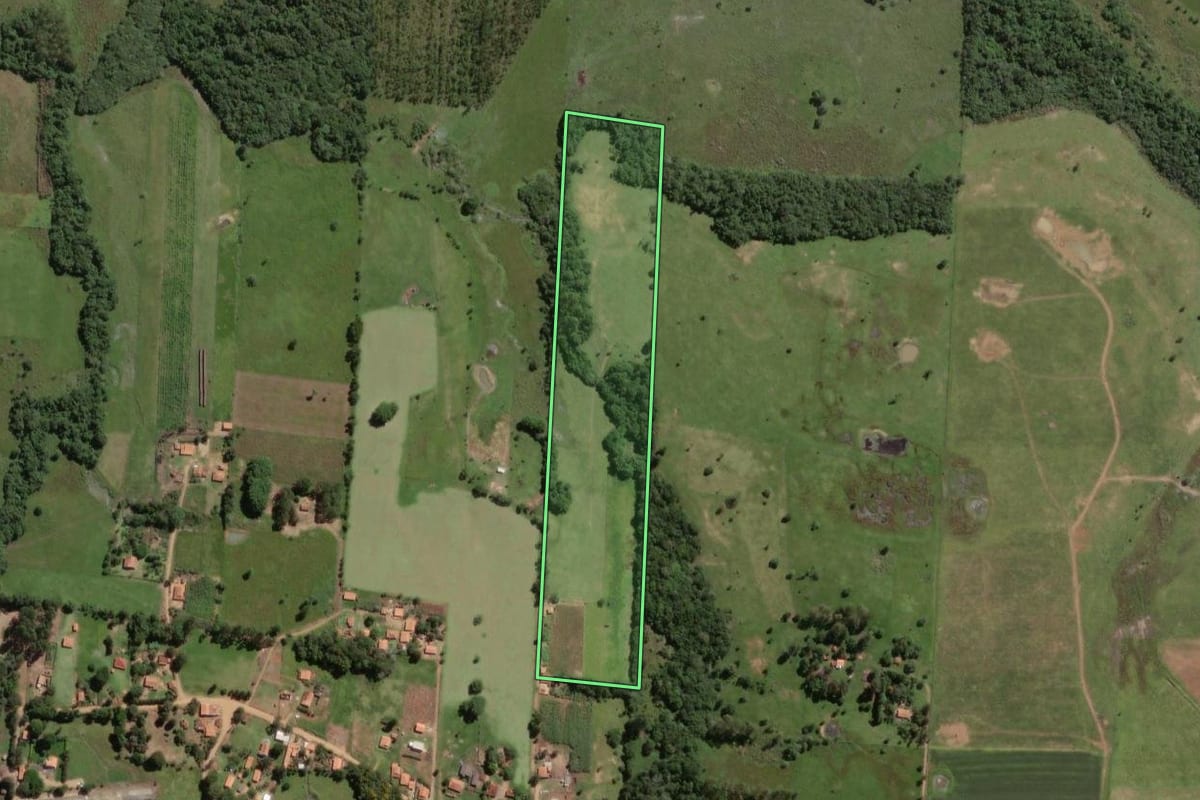 Imagem de satélite do imóvel rural em Angatuba (SP), com o contorno declarado no CAR desenhado por cima.