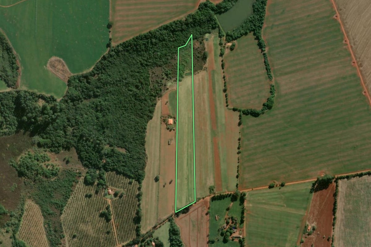 Imagem de satélite do imóvel rural em Angatuba (SP), com o contorno declarado no CAR desenhado por cima.
