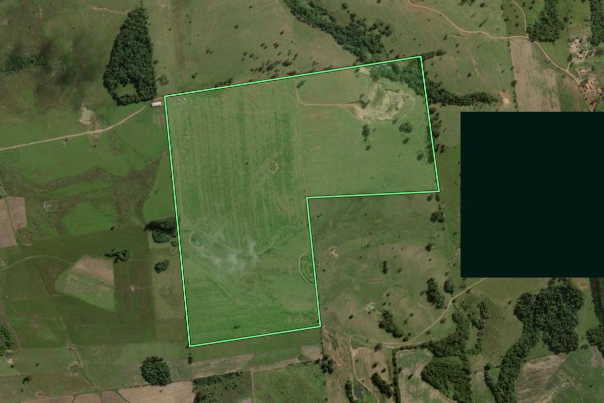 Imagem de satélite do imóvel rural em Angatuba (SP), com o contorno declarado no CAR desenhado por cima.