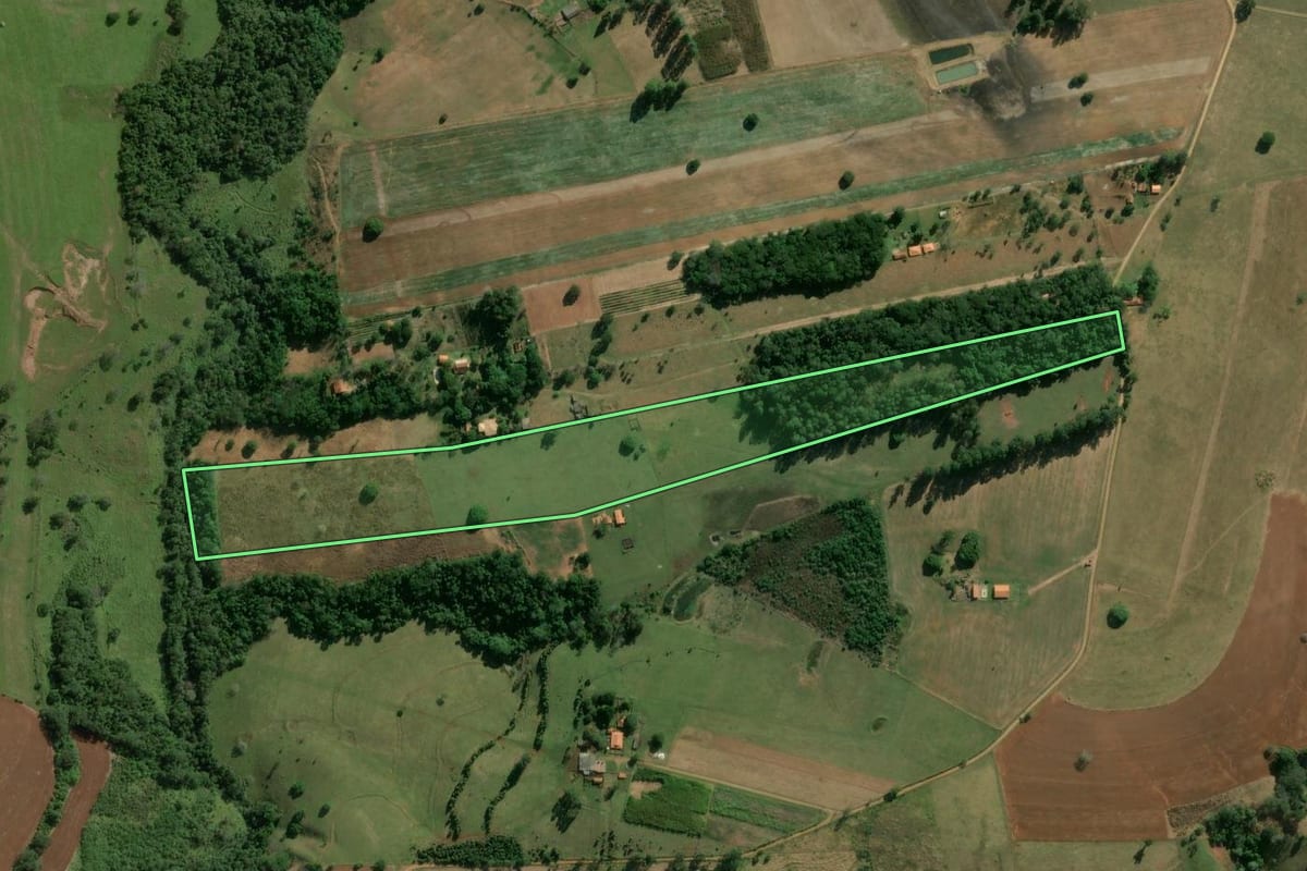 Imagem de satélite do imóvel rural em Angatuba (SP), com o contorno declarado no CAR desenhado por cima.