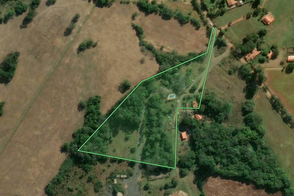 Imagem de satélite do imóvel rural em Angatuba (SP), com o contorno declarado no CAR desenhado por cima.