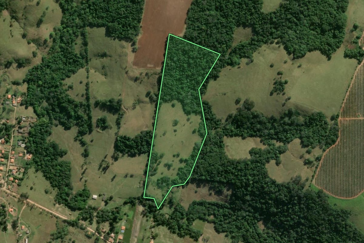 Imagem de satélite do imóvel rural em Angatuba (SP), com o contorno declarado no CAR desenhado por cima.
